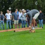 Gruppe Jugendlicher beim Outdoor-Teamspiel auf Gras
