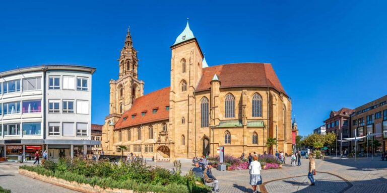 Historische Kirche in urbaner Umgebung bei Sonnenschein.